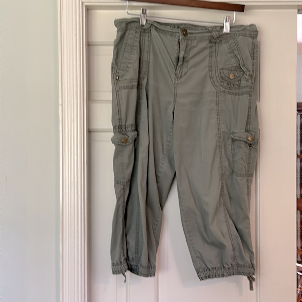 Cargo Pants Olive Green 3/4 Cropped Pants Size Medium Pockets No Tags